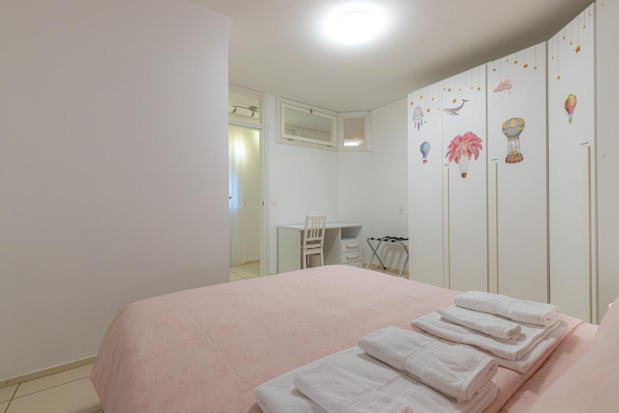 Station With Free Parking Apartment *
